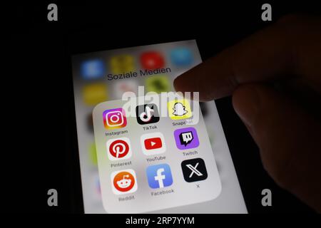 Social-Media-Symbol, Detailansicht eines Smartphones mit Social-Media-Apps, Facebook, Twitter, Instagram, Tik Tok, Snapchat, Pinterest, YouTube, Twitch Stockfoto