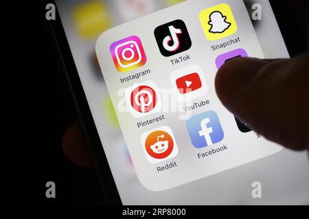 Social-Media-Symbol, Detailansicht eines Smartphones mit Social-Media-Apps, Facebook, Twitter, Instagram, Tik Tok, Snapchat, Pinterest, YouTube, Twitch Stockfoto