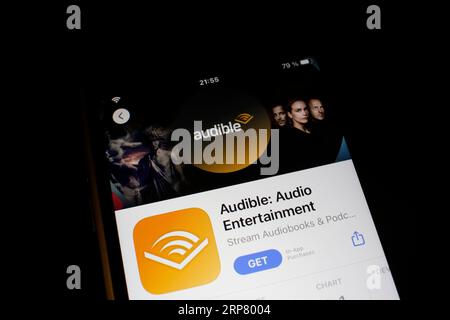 Detaillierte Ansicht eines Smartphones mit Audible App im iPhone App Store, Deutschland Stockfoto