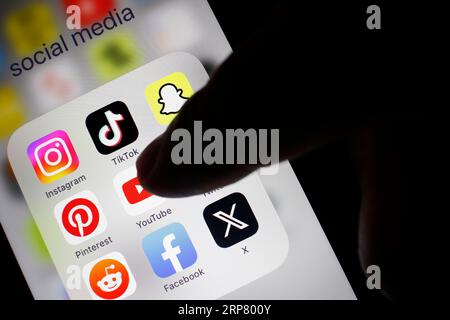 Social-Media-Symbol, Detailansicht eines Smartphones mit Social-Media-Apps, Facebook, Twitter, Instagram, Tik Tok, Snapchat, Pinterest, YouTube, Twitch Stockfoto