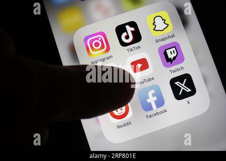 Social-Media-Symbol, Detailansicht eines Smartphones mit Social-Media-Apps, Facebook, Twitter, Instagram, Tik Tok, Snapchat, Pinterest, YouTube, Twitch Stockfoto