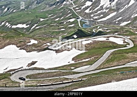 Foto mit reduzierter Dynamiksättigung HDR von Bergpass Almstraße Almstraße Straßenpass Alte Großglockner Hochalpenstraße Stockfoto