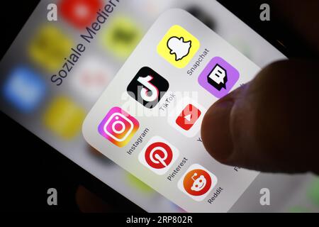 Social-Media-Symbol, Detailansicht eines Smartphones mit Social-Media-Apps, Facebook, Twitter, Instagram, Tik Tok, Snapchat, Pinterest, YouTube, Twitch Stockfoto