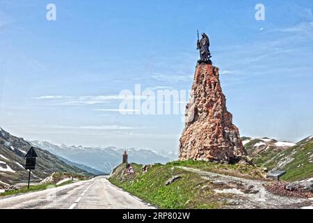 Foto mit reduzierter dynamischer Sättigung HDR des Bergpasses alpine Bergstraße alpine Straßenpass Straßenpass über Baumgrenze mit rechtem Denkmal mit Stockfoto