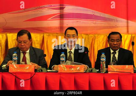 (190214) -- VIENTIANE, 14. Februar 2019 (Xinhua) -- Li Bingxuan, General Manager der Laos-China Railway Co., Ltd. Hält eine Rede während der China-Laos Railway Construction Working Conference in Vientiane, Hauptstadt von Laos, 13. Februar 2019. Über 90 Prozent der ausgeschriebenen Brücken- und Tunnelprojekte der Bahnstrecke China-Laos werden bis Ende 2019 abgeschlossen sein, teilte die Baugesellschaft mit. Die China-Laos-Eisenbahn hat eine Länge von 414 km mit Brücken von 62 km und Tunneln von 198 km, die das Grenztor Mohan-Boten in Nordlaos mit der Hauptstadt Vientiane verbinden. Die Betriebsgeschwindigkeit auf der Route ist konstruiert Stockfoto