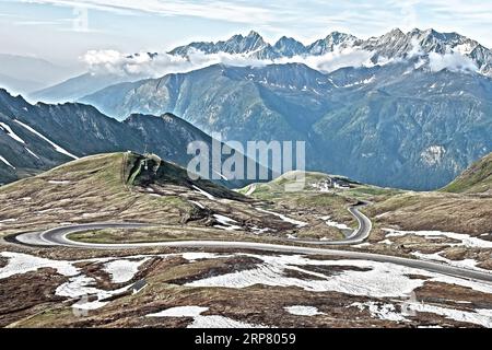 Foto mit reduzierter Dynamiksättigung HDR des Gebirgspasses Alpenbergstraße Alpenstraße Straßenpass Großglockner-Hochalpenstraße Stockfoto