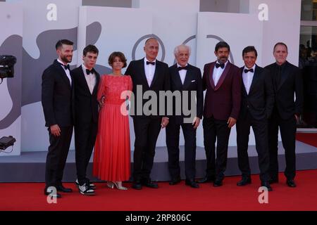 Venedig, Italien. September 2023. September 2023, Venedig, Italien: Stefano Sollima, Toni Servillo, Silvia Salvatori, Pierfrancesco Favino, Valerio Mastandrea, Adriano Giannini besuchen den roten Teppich für den Film „Adagio“ beim 80. internationalen Filmfestival in Venedig. Am 2. September 2023 in Venedig, Italien. (Foto: Amaresh V. Narro/Eyepix Group) Credit: Eyepix Group/Alamy Live News Stockfoto