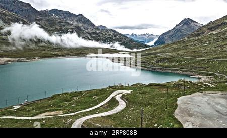 Foto mit reduzierter Dynamiksättigung HDR des Bergsees am Bergpass Bergstraße Bergstraße Bergstraße Passstraße Bernina Pass Bernina Pass Stockfoto