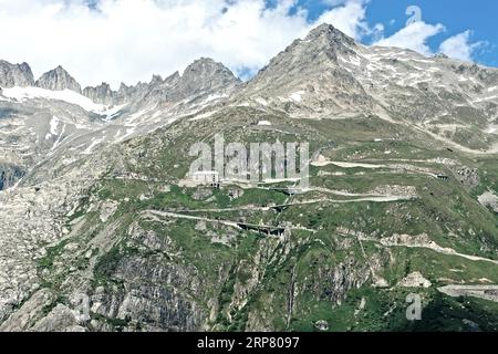 Foto mit reduzierter Dynamiksättigung HDR des Bergpasses alpine Bergstraße alpine Straßenpass Furkapass mit Serpentinen, Schweizer Alpen Stockfoto