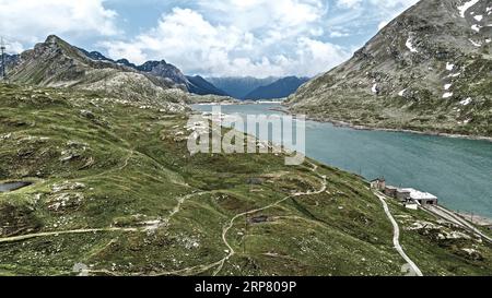 Foto mit reduzierter Dynamiksättigung HDR des Bergsees am Bergpass Bergstraße Bergstraße Bergstraße Passstraße Bernina Pass Bernina Pass Stockfoto