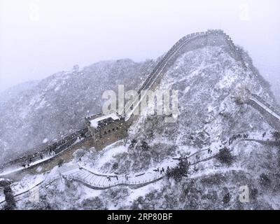 (190214) -- PEKING, 14. Februar 2019 (Xinhua) -- Luftaufnahme, aufgenommen am 14. Februar 2019, zeigt Besucher, die den schneebedeckten Badaling-Abschnitt der Chinesischen Mauer in Peking, der Hauptstadt Chinas, sehen. (Xinhua/Cai Yang) CHINA-BEIJING-GREAT WALL-SNOW (CN) PUBLICATIONxNOTxINxCHN Stockfoto