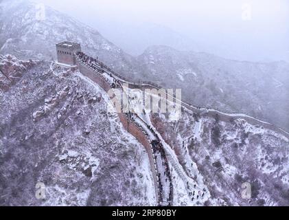 (190214) -- PEKING, 14. Februar 2019 (Xinhua) -- Luftaufnahme, aufgenommen am 14. Februar 2019, zeigt Besucher, die den schneebedeckten Badaling-Abschnitt der Chinesischen Mauer in Peking, der Hauptstadt Chinas, sehen. (Xinhua/Cai Yang) CHINA-BEIJING-GREAT WALL-SNOW (CN) PUBLICATIONxNOTxINxCHN Stockfoto