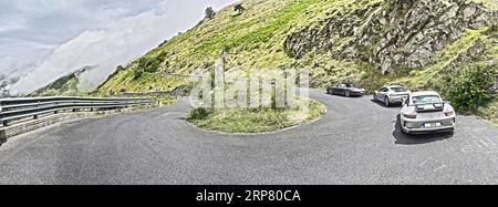 Foto mit reduzierter Dynamiksättigung HDR-Ansicht auf Haarnadelbiegeschlange der Passstraße Passo della Teglia, rechts Porsche 911 991 GT3 Stockfoto