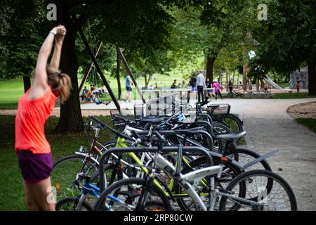 München, Deutschland. September 2023. Menschen genießen den frühen Sonntagabend am 3.9.2023 im Luitpoldpark in München. -- die Bürger genießen den frühen Sonntagabend, den 3. September 2023 im Luipoldpark in München. (Foto: Alexander Pohl/SIPA USA) Credit: SIPA USA/Alamy Live News Stockfoto