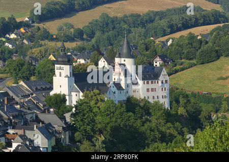 Blick auf die barocke St. Georgskirche und Schloss, Wahrzeichen, Schwarzenberg, Westerzgebirge, Erzgebirge, Sachsen, Deutschland Stockfoto