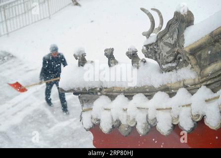 (190214) -- PEKING, 14. Februar 2019 (Xinhua) -- Ein Arbeiter fegt Schnee auf dem Badaling-Abschnitt der Großen Mauer in Peking, Hauptstadt von China, 14. Februar 2019. (Xinhua/Cai Yang) CHINA-WEATHER-SNOW (CN) PUBLICATIONxNOTxINxCHN Stockfoto