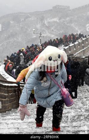 (190214) -- PEKING, 14. Februar 2019 (Xinhua) -- Touristen besuchen den Badaling-Abschnitt der Großen Mauer im Schnee in Peking, Hauptstadt von China, 14. Februar 2019. (Xinhua/Wang Yuguo) CHINA-WEATHER-SNOW (CN) PUBLICATIONxNOTxINxCHN Stockfoto