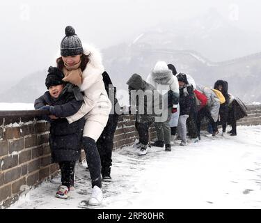 (190214) -- PEKING, 14. Februar 2019 (Xinhua) -- Touristen besuchen den schneebedeckten Badaling-Abschnitt der Großen Mauer in Peking, Hauptstadt von China, 14. Februar 2019. (Xinhua/Wang Yuguo) CHINA-WEATHER-SNOW (CN) PUBLICATIONxNOTxINxCHN Stockfoto