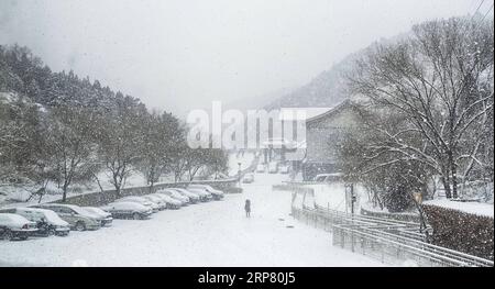 (190214) -- PEKING, 14. Februar 2019 (Xinhua) -- Eine Frau geht im Schnee auf dem Badaling-Abschnitt der Großen Mauer in Peking, Hauptstadt von China, 14. Februar 2019. (Xinhua/Cai Yang) CHINA-WEATHER-SNOW (CN) PUBLICATIONxNOTxINxCHN Stockfoto