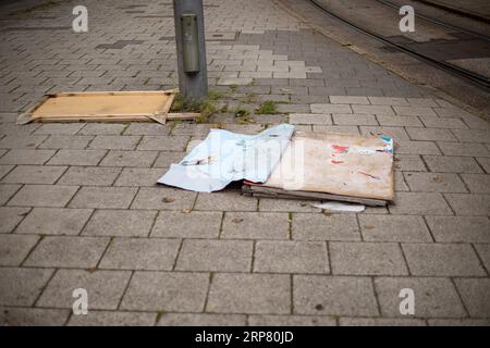 München, Deutschland. September 2023. Kaputte Wahlplakate am 3.9.2023 in München. Die Landtagswahl und Bezirkstagswahl in Bayern wird am 8.10.2023 stattfinden. -- zerstörte Wahlplakate am 3. September 2023 in München. Am 8. Oktober 2023 finden die Landes- und Kreiswahlen in Bayern statt. (Foto: Alexander Pohl/SIPA USA) Credit: SIPA USA/Alamy Live News Stockfoto