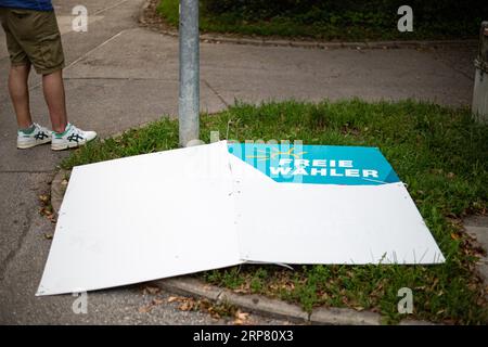 München, Deutschland. September 2023. Kaputte Wahlplakate am 3.9.2023 in München. Die Landtagswahl und Bezirkstagswahl in Bayern wird am 8.10.2023 stattfinden. -- zerstörte Wahlplakate am 3. September 2023 in München. Am 8. Oktober 2023 finden die Landes- und Kreiswahlen in Bayern statt. (Foto: Alexander Pohl/SIPA USA) Credit: SIPA USA/Alamy Live News Stockfoto