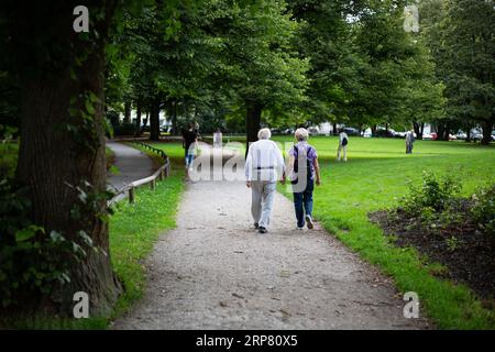 München, Deutschland. September 2023. Menschen genießen den frühen Sonntagabend am 3.9.2023 im Luitpoldpark in München. -- die Bürger genießen den frühen Sonntagabend, den 3. September 2023 im Luipoldpark in München. (Foto: Alexander Pohl/SIPA USA) Credit: SIPA USA/Alamy Live News Stockfoto