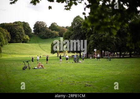München, Deutschland. September 2023. Menschen genießen den frühen Sonntagabend am 3.9.2023 im Luitpoldpark in München. -- die Bürger genießen den frühen Sonntagabend, den 3. September 2023 im Luipoldpark in München. (Foto: Alexander Pohl/SIPA USA) Credit: SIPA USA/Alamy Live News Stockfoto