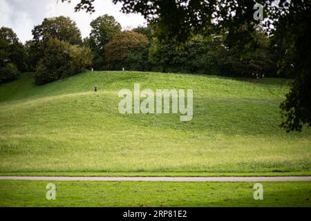 München, Deutschland. September 2023. Menschen genießen den frühen Sonntagabend am 3.9.2023 im Luitpoldpark in München. -- die Bürger genießen den frühen Sonntagabend, den 3. September 2023 im Luipoldpark in München. (Foto: Alexander Pohl/SIPA USA) Credit: SIPA USA/Alamy Live News Stockfoto
