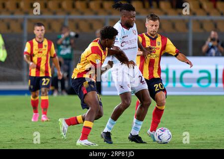 Lecce, Italien. September 2023. Chukwubuikem Ikwuemesi (US Salernitana 1919) und Ylber Ramadani (US Lecce), Patrick Dorgu (US Lecce) während des Spiels US Lecce gegen US Salernitana, italienischer Fußball Serie A in Lecce, Italien, 3. September 2023 Credit: Independent Photo Agency/Alamy Live News Stockfoto