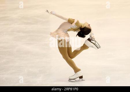 (190215) -- PEKING, 15. Februar 2019 (Xinhua) -- Julia lang von Ungarn tritt während des Eislaufwettbewerbs der Frauen beim Europäischen Jugend-Olympia-Festival (EYOF 2019) im Rathaus Skenderija in Sarajevo, Bosnien und Herzegowina (Bosnien und Herzegowina), 13. Februar 2019 auf. (Xinhua/Nedim Grabovica) XINHUA FOTOS DES TAGES PUBLICATIONxNOTxINxCHN Stockfoto