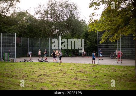 München, Deutschland. September 2023. Menschen genießen den frühen Sonntagabend am 3.9.2023 im Luitpoldpark in München. -- die Bürger genießen den frühen Sonntagabend, den 3. September 2023 im Luipoldpark in München. (Foto: Alexander Pohl/SIPA USA) Credit: SIPA USA/Alamy Live News Stockfoto