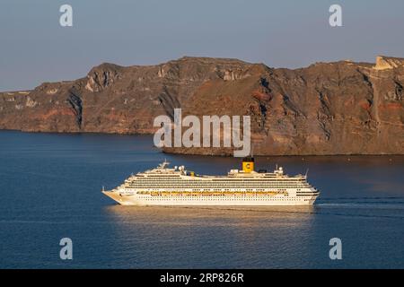 Costa Fortuna Kreuzfahrtschiff in Santorini Caldera, Griechenland Stockfoto