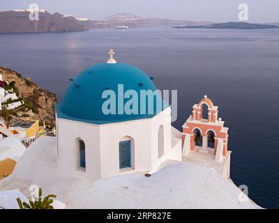 Orthodoxe Kirche Anastasis, Auferstehung des Herrn, in der Abenddämmerung, Ia, Oia, Santorini, Thira, Griechenland Stockfoto