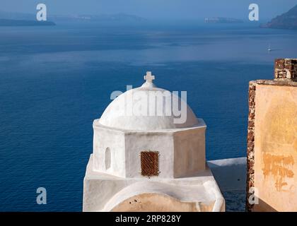 Weiß getünchte Agios Nikolaos Schlosskirche mit blauem Meer im Hintergrund, Ia, Oia, Santorin, Thira, Griechenland Stockfoto