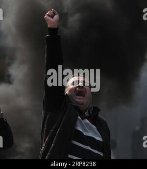 News Themen der Woche KW07 News Bilder des Tages (190215) -- JAMMU, 15. Februar 2019 -- Ein Demonstrant schreit Parolen während einer Protestdemonstration gegen einen Selbstmordanschlag auf einen paramilitärischen Konvoi in Jammu, der Winterhauptstadt des von Indien kontrollierten Kaschmirs, am 15. Februar 2019. Behörden verhängten am Freitag Ausgangssperre in der Stadt Jammu nach massiver Gewalt, sagten Beamte. Die Gewalt brach während eines Aufrufs zur Schließung des Protestes gegen den Angriff auf den Konvoi der paramilitärischen Central Reserve Police Force (CRPF) in der widerspenstigen Region am Donnerstag aus, bei dem mindestens 40 Menschen getötet wurden. ) KASCHMIR-JAMMU-PROTEST-SUIZID-ATT Stockfoto