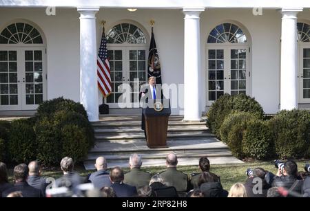 (190215) -- WASHINGTON, 15. Februar 2019 -- US-Präsident Donald Trump (Back) spricht am 15. Februar 2019 im Rose Garden im Weißen Haus in Washington D.C. in den Vereinigten Staaten. Trump kündigte am Freitag an, dass er einen nationalen Notstand unterzeichnen wird, um die Grenzmauer zwischen den USA und Mexiko zu erweitern und auf sein Unterschriftenversprechen für die Kampagne zu drängen. ) US-WASHINGTON D.C.-TRUMP-NATIONAL EMERGENCY HUXYOUSONG PUBLICATIONXNOTXINXCHN Stockfoto