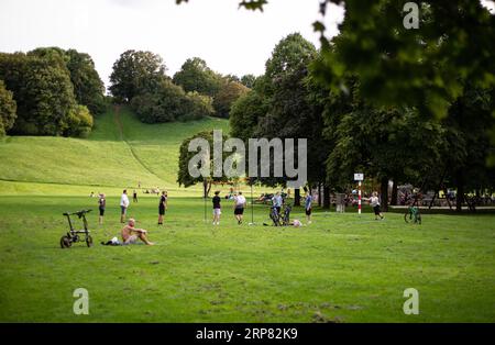 München, Deutschland. September 2023. Menschen genießen den frühen Sonntagabend am 3.9.2023 im Luitpoldpark in München. -- die Bürger genießen den frühen Sonntagabend, den 3. September 2023 im Luipoldpark in München. (Foto: Alexander Pohl/SIPA USA) Credit: SIPA USA/Alamy Live News Stockfoto