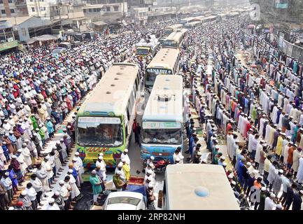 (190216) -- PEKING, 16. Februar 2019 -- Devotees geben Gebete im Ijtema-Veranstaltungsort in Tongi am 15. Februar 2019 am Stadtrand von Dhaka, Bangladesch. Die größte jährliche muslimische Gemeinde nach dem heiligen Hajj begann am Freitagmorgen in Bangladesch mit religiösen Predigten für Gläubige aus dem in- und Ausland. Stringer) XINHUA-FOTOS DES TAGES Naim-ul-karim PUBLICATIONxNOTxINxCHN Stockfoto