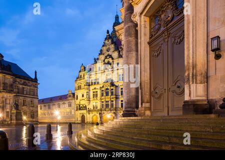 Erbhaus, Fürstenzug, Georgentor und Hofkirche auf dem Schlossplatz bei Regen, Dresden, Sachsen, Deutschland Stockfoto