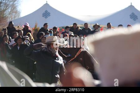 (190216) -- LHASA, 16. Februar 2019 -- Bürger führen Guozhuang-Tanz in einem Park in Lhasa, Südwestchinas Autonome Region Tibet, 13. Februar 2019 auf. Das tibetische Neujahr, bekannt als Losar, ist das wichtigste fest im tibetischen Kalender. Das Losar fiel am 5. Februar und fiel mit dem Spring Festival zusammen. Losar ist eine Zeit für Familientreffen. Es ist geprägt von religiösen Ritualen, langen Gebeten, Pferderennen, Familientreffen und Festen. Während das Festival naht, gehen die Leute einkaufen, putzen und dekorieren ihre Volkshäuser. Familien essen tibetisches Essen. Frauen machen Kharbse zu einem Populus Stockfoto