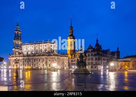 Hofkirche, Residenzschloss, Hausmannturm, König-Johann-Denkmal und Schinkelwache am Theaterplatz bei Regen, Dresden, Sachsen, Deutschland Stockfoto