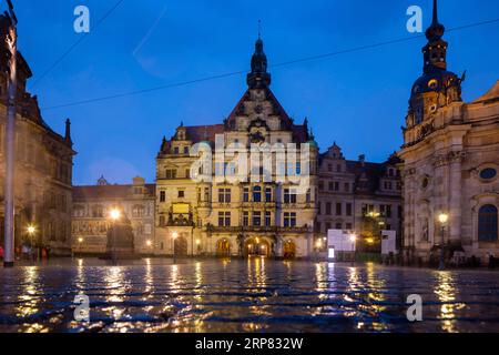 Erbhaus, Fürstenzug, Georgentor, Hausmannsturm und Hofkirche auf dem Schlossplatz bei Regen, Dresden, Sachsen, Deutschland Stockfoto