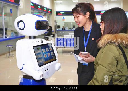 (190216) -- PEKING, 16. Februar 2019 (Xinhua) -- Foto aufgenommen am 1. März 2018 zeigt einen intelligenten Roboter in einem Sozialversicherungszentrum im Bezirk Fengtai in Peking, der Hauptstadt Chinas. (Xinhua/Li Xin) Xinhua-Schlagzeilen: Peking geht bei der Verbesserung der Stadtverwaltung auf digitale Weise auf PUBLICATIONxNOTxINxCHN Stockfoto