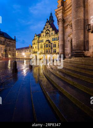 Erbhaus, Fürstenzug, Georgentor und Hofkirche auf dem Schlossplatz bei Regen, Dresden, Sachsen, Deutschland Stockfoto