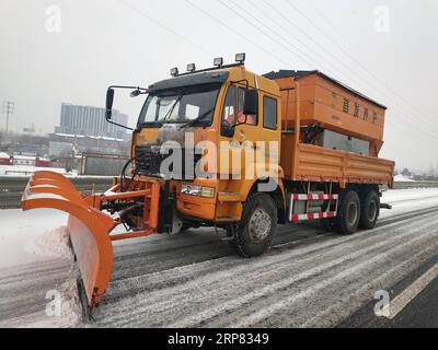 (190216) -- PEKING, 16. Februar 2019 (Xinhua) -- Ein Schneeräumungsfahrzeug fährt auf einer Straße in Peking, Hauptstadt von China, 14. Februar 2019. (Xinhua) Xinhua Schlagzeilen: Peking geht digital in die Verbesserung der Stadtverwaltung PUBLICATIONxNOTxINxCHN Stockfoto