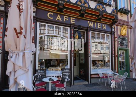 Cafe Wien in der Fußgängerzone, Wernigerode, Harz, Sachsen-Anhalt, Deutschland Stockfoto