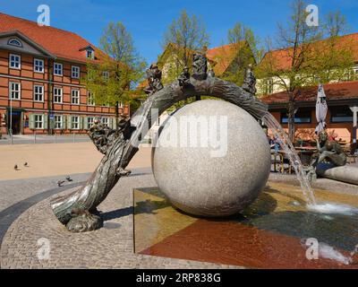 Brunnen am Nicolaiplatz, Polizeiwache hinten, Wernigerode, Harz, Sachsen-Anhalt, Deutschland Stockfoto