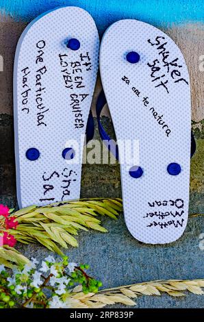 Flipflops und Blumen werden von Jimmy Buffett Fans auf der Buffett Bridge, 2. September 2023, in Pascagoula, Mississippi, hinterlassen. Stockfoto