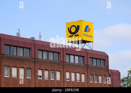 Schild mit Logo, Postbank, Deutsche Post DHL Group, Lieferbasis, Hauptpost, Dortmund, Ruhrgebiet, Nordrhein-Westfalen, Deutschland Stockfoto