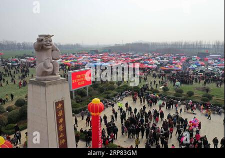 (190216) -- BAOFENG, 16. Februar 2019 (Xinhua) -- Luftaufnahme, aufgenommen am 16. Februar 2019, zeigt eine Szene der Majie Quyi Messe im Baofeng County, der zentralchinesischen Provinz Henan. Jedes Jahr nach dem Frühlingsfest wird das Dorf Majie in der zentralchinesischen Provinz Henan von Volkskünstlern aus dem ganzen Land besucht. Die Volkskunstmesse dort hat 700 Jahre gedauert. Die Veranstaltung soll von einem angesehenen Volkskünstler im Dorf stammen, dessen viele Schüler sich versammelten, um 1316 seinen Geburtstag zu feiern. Die Geburtstagsfeier entwickelte sich später zu einer Volkskunstmesse. Chinesische Volkskunst, oder Quyi, hat viele Formen, einschließlich Stockfoto